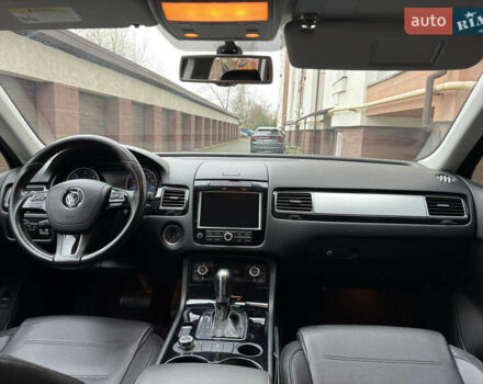 Серый Фольксваген Туарег, объемом двигателя 2.97 л и пробегом 285 тыс. км за 16990 $, фото 30 на Automoto.ua