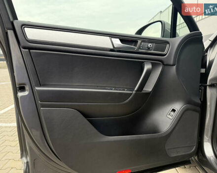 Сірий Фольксваген Туарег, об'ємом двигуна 3 л та пробігом 260 тис. км за 18700 $, фото 43 на Automoto.ua