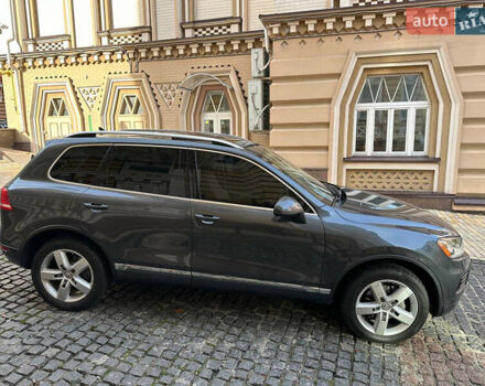 Серый Фольксваген Туарег, объемом двигателя 2.97 л и пробегом 300 тыс. км за 13400 $, фото 9 на Automoto.ua