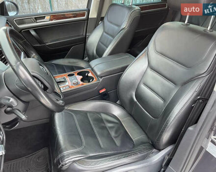 Сірий Фольксваген Туарег, об'ємом двигуна 3 л та пробігом 275 тис. км за 17400 $, фото 11 на Automoto.ua