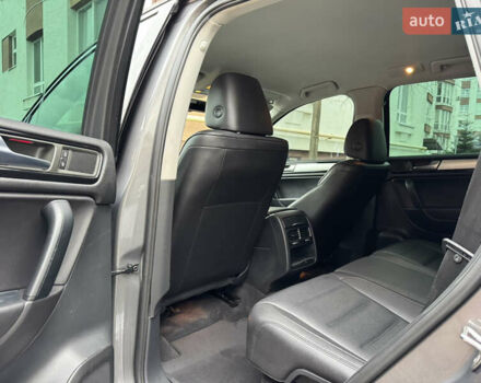 Серый Фольксваген Туарег, объемом двигателя 2.97 л и пробегом 285 тыс. км за 16990 $, фото 24 на Automoto.ua