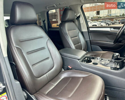 Серый Фольксваген Туарег, объемом двигателя 3 л и пробегом 226 тыс. км за 15490 $, фото 42 на Automoto.ua