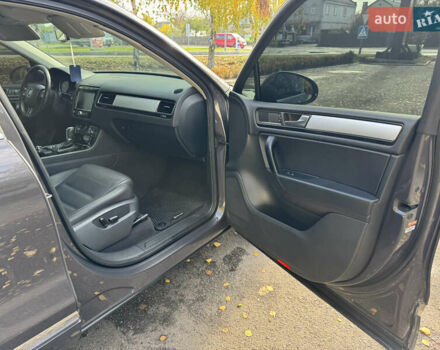 Сірий Фольксваген Туарег, об'ємом двигуна 3 л та пробігом 260 тис. км за 16700 $, фото 56 на Automoto.ua