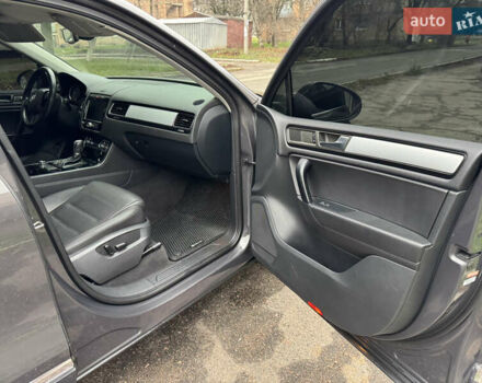 Серый Фольксваген Туарег, объемом двигателя 3 л и пробегом 260 тыс. км за 16700 $, фото 64 на Automoto.ua