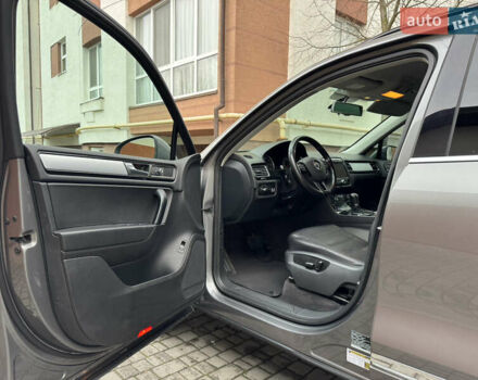 Серый Фольксваген Туарег, объемом двигателя 2.97 л и пробегом 285 тыс. км за 16990 $, фото 16 на Automoto.ua