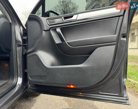 Серый Фольксваген Туарег, объемом двигателя 3 л и пробегом 260 тыс. км за 16700 $, фото 65 на Automoto.ua