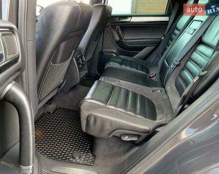 Серый Фольксваген Туарег, объемом двигателя 3 л и пробегом 260 тыс. км за 18899 $, фото 28 на Automoto.ua