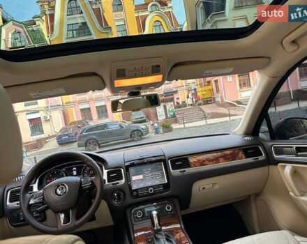 Серый Фольксваген Туарег, объемом двигателя 2.97 л и пробегом 300 тыс. км за 13400 $, фото 25 на Automoto.ua