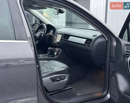 Сірий Фольксваген Туарег, об'ємом двигуна 3 л та пробігом 298 тис. км за 18500 $, фото 110 на Automoto.ua