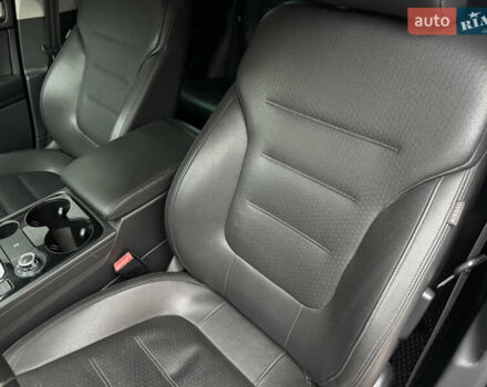 Серый Фольксваген Туарег, объемом двигателя 3 л и пробегом 260 тыс. км за 16700 $, фото 43 на Automoto.ua