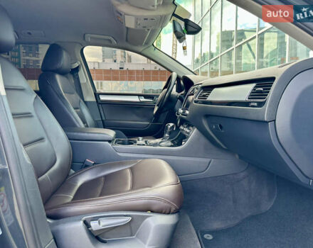 Серый Фольксваген Туарег, объемом двигателя 3 л и пробегом 226 тыс. км за 15490 $, фото 41 на Automoto.ua