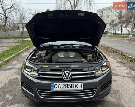 Серый Фольксваген Туарег, объемом двигателя 3 л и пробегом 260 тыс. км за 16700 $, фото 80 на Automoto.ua