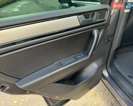 Сірий Фольксваген Туарег, об'ємом двигуна 3 л та пробігом 260 тис. км за 16700 $, фото 47 на Automoto.ua