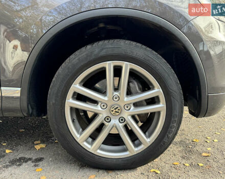 Сірий Фольксваген Туарег, об'ємом двигуна 3 л та пробігом 260 тис. км за 16700 $, фото 23 на Automoto.ua