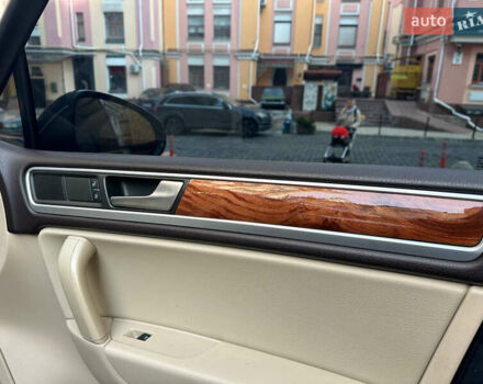 Серый Фольксваген Туарег, объемом двигателя 2.97 л и пробегом 300 тыс. км за 13400 $, фото 30 на Automoto.ua