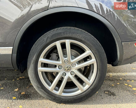 Сірий Фольксваген Туарег, об'ємом двигуна 3 л та пробігом 260 тис. км за 16700 $, фото 21 на Automoto.ua