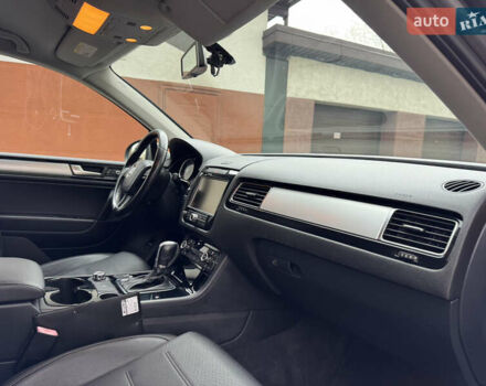 Серый Фольксваген Туарег, объемом двигателя 2.97 л и пробегом 285 тыс. км за 16990 $, фото 45 на Automoto.ua