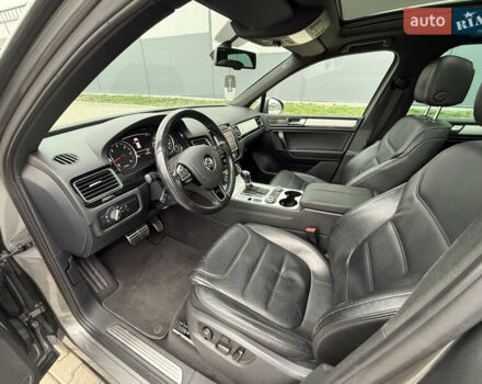 Сірий Фольксваген Туарег, об'ємом двигуна 3 л та пробігом 260 тис. км за 18700 $, фото 42 на Automoto.ua