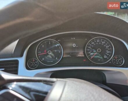 Серый Фольксваген Туарег, объемом двигателя 3 л и пробегом 215 тыс. км за 19300 $, фото 4 на Automoto.ua