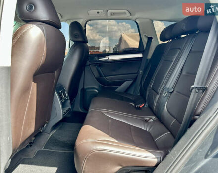 Серый Фольксваген Туарег, объемом двигателя 3 л и пробегом 226 тыс. км за 15490 $, фото 33 на Automoto.ua