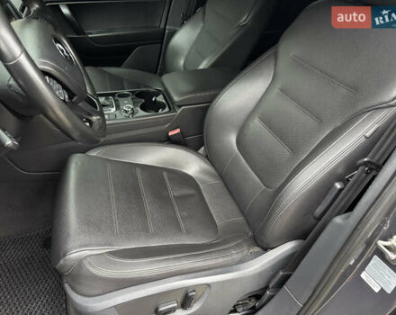 Серый Фольксваген Туарег, объемом двигателя 3 л и пробегом 260 тыс. км за 16700 $, фото 42 на Automoto.ua