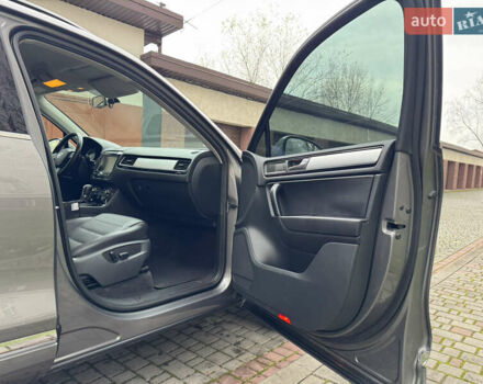 Серый Фольксваген Туарег, объемом двигателя 2.97 л и пробегом 285 тыс. км за 16990 $, фото 41 на Automoto.ua