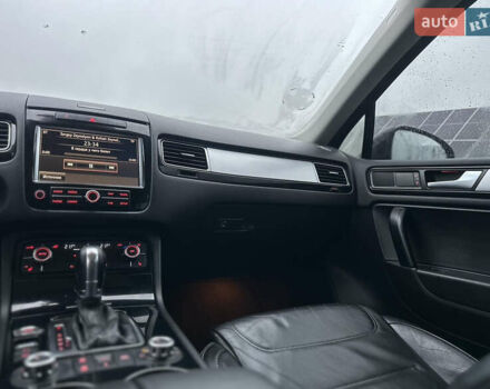 Сірий Фольксваген Туарег, об'ємом двигуна 3 л та пробігом 298 тис. км за 18500 $, фото 88 на Automoto.ua