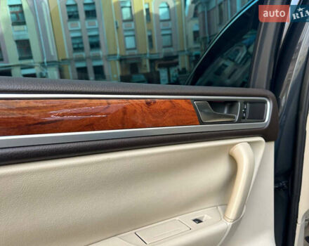 Серый Фольксваген Туарег, объемом двигателя 2.97 л и пробегом 300 тыс. км за 13400 $, фото 20 на Automoto.ua