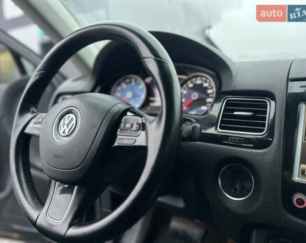 Сірий Фольксваген Туарег, об'ємом двигуна 3 л та пробігом 298 тис. км за 18500 $, фото 71 на Automoto.ua