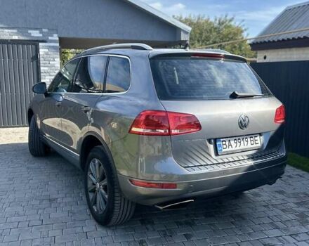 Серый Фольксваген Туарег, объемом двигателя 4.13 л и пробегом 429 тыс. км за 18000 $, фото 3 на Automoto.ua