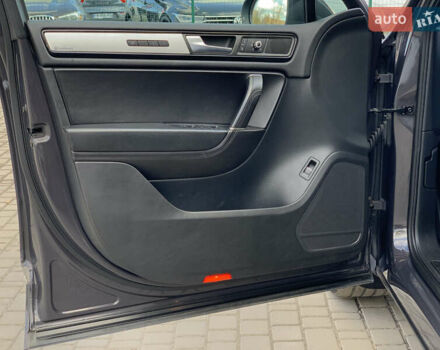 Серый Фольксваген Туарег, объемом двигателя 3 л и пробегом 260 тыс. км за 18899 $, фото 23 на Automoto.ua