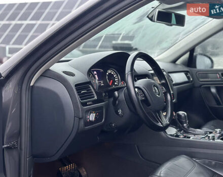 Сірий Фольксваген Туарег, об'ємом двигуна 3 л та пробігом 298 тис. км за 18500 $, фото 64 на Automoto.ua