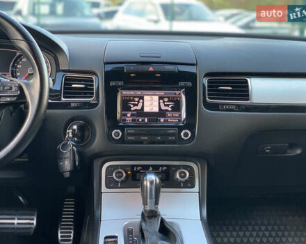 Серый Фольксваген Туарег, объемом двигателя 3 л и пробегом 260 тыс. км за 18899 $, фото 62 на Automoto.ua