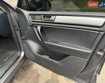 Серый Фольксваген Туарег, объемом двигателя 3 л и пробегом 260 тыс. км за 16700 $, фото 66 на Automoto.ua