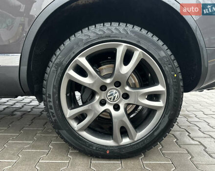 Сірий Фольксваген Туарег, об'ємом двигуна 3 л та пробігом 298 тис. км за 18500 $, фото 40 на Automoto.ua