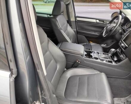 Серый Фольксваген Туарег, объемом двигателя 3 л и пробегом 255 тыс. км за 13500 $, фото 1 на Automoto.ua