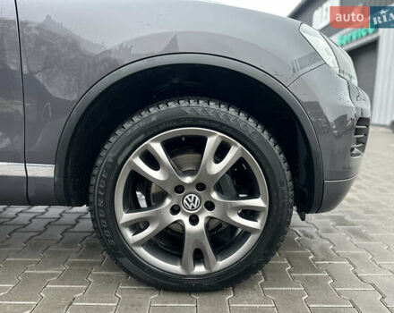 Сірий Фольксваген Туарег, об'ємом двигуна 3 л та пробігом 298 тис. км за 18500 $, фото 19 на Automoto.ua