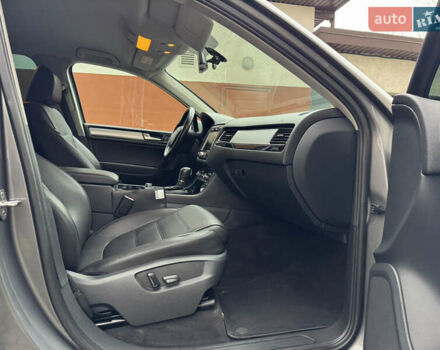 Серый Фольксваген Туарег, объемом двигателя 2.97 л и пробегом 285 тыс. км за 16990 $, фото 43 на Automoto.ua