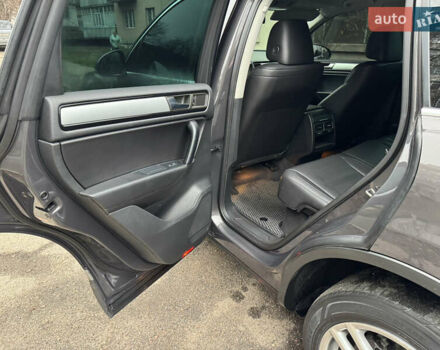 Серый Фольксваген Туарег, объемом двигателя 3 л и пробегом 260 тыс. км за 16700 $, фото 52 на Automoto.ua