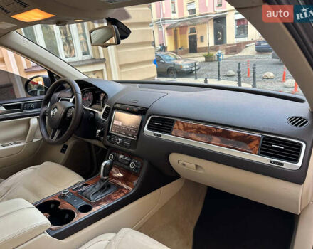 Серый Фольксваген Туарег, объемом двигателя 2.97 л и пробегом 300 тыс. км за 13400 $, фото 29 на Automoto.ua