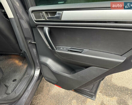 Серый Фольксваген Туарег, объемом двигателя 3 л и пробегом 260 тыс. км за 16700 $, фото 60 на Automoto.ua