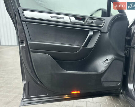 Сірий Фольксваген Туарег, об'ємом двигуна 3 л та пробігом 298 тис. км за 18500 $, фото 62 на Automoto.ua