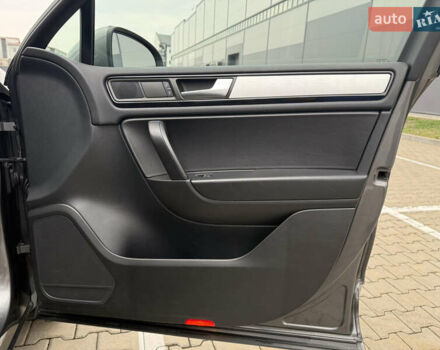 Сірий Фольксваген Туарег, об'ємом двигуна 3 л та пробігом 260 тис. км за 18700 $, фото 37 на Automoto.ua