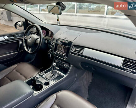 Серый Фольксваген Туарег, объемом двигателя 3 л и пробегом 226 тыс. км за 15490 $, фото 43 на Automoto.ua