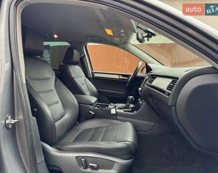 Серый Фольксваген Туарег, объемом двигателя 2.97 л и пробегом 285 тыс. км за 16990 $, фото 44 на Automoto.ua