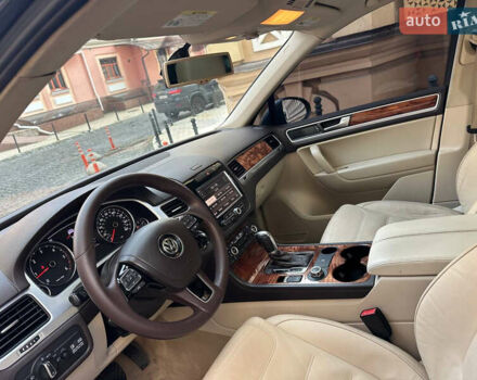 Серый Фольксваген Туарег, объемом двигателя 2.97 л и пробегом 300 тыс. км за 13400 $, фото 16 на Automoto.ua