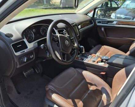 Серый Фольксваген Туарег, объемом двигателя 3 л и пробегом 215 тыс. км за 19300 $, фото 13 на Automoto.ua