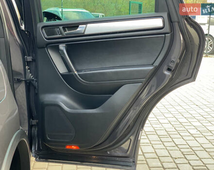 Серый Фольксваген Туарег, объемом двигателя 3 л и пробегом 260 тыс. км за 18899 $, фото 32 на Automoto.ua