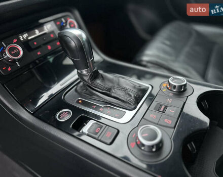 Сірий Фольксваген Туарег, об'ємом двигуна 3 л та пробігом 298 тис. км за 18500 $, фото 69 на Automoto.ua