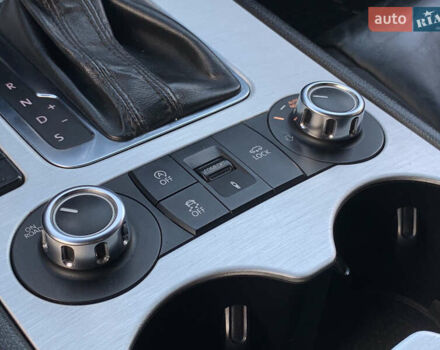 Серый Фольксваген Туарег, объемом двигателя 3 л и пробегом 260 тыс. км за 18899 $, фото 57 на Automoto.ua